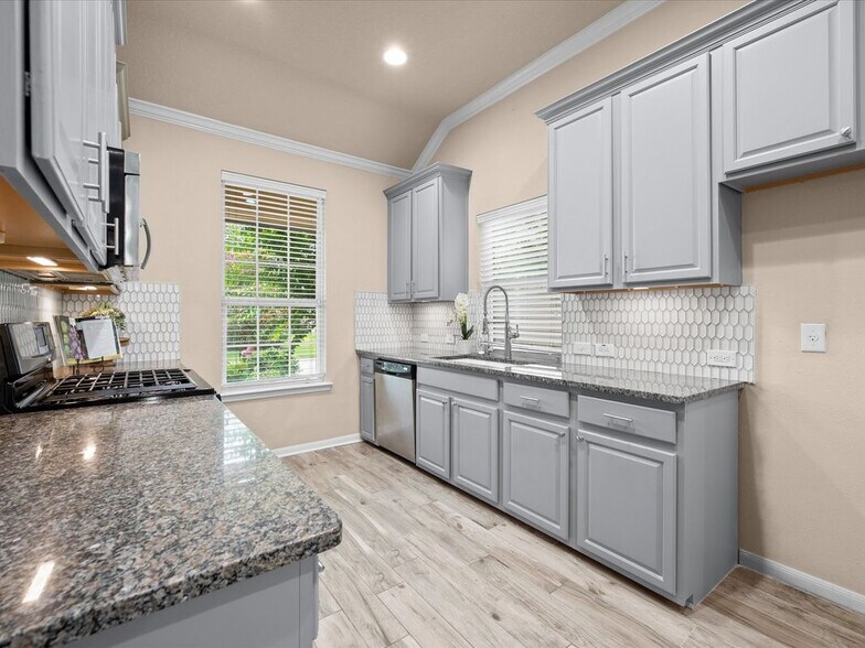 Building Photo - 26 Canterborough Pl
