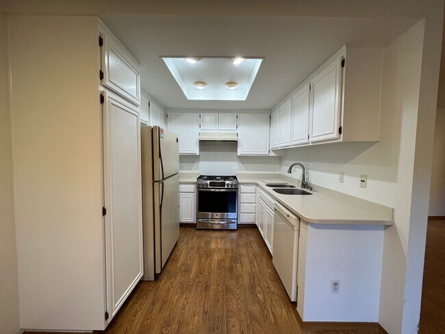 Building Photo - Canoga Park 1BR w/all appliances, parking,...