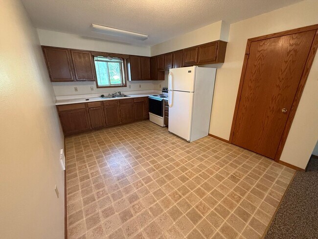 Building Photo - Sunrise Estates - 213