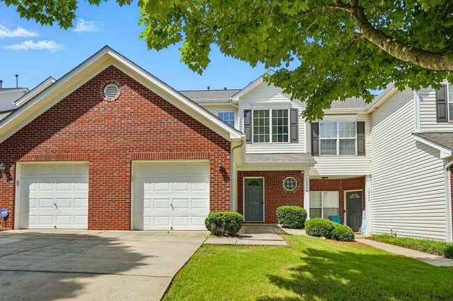 Building Photo - 2 Bedroom Townhome in Pineville!