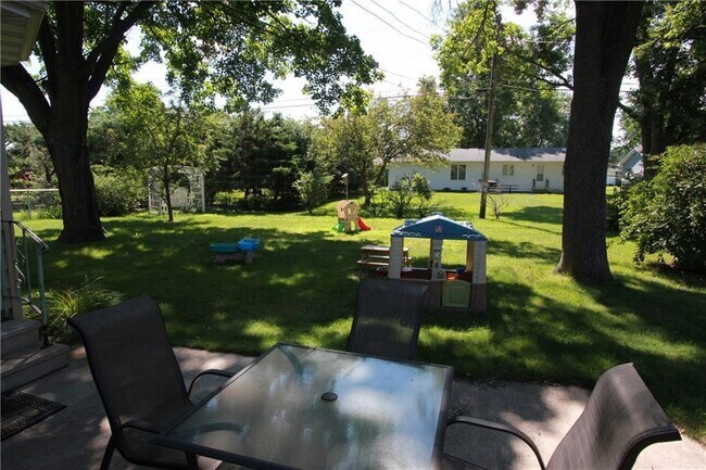 Building Photo - 4 Bedroom, 1.5 Bathroom Beautiful Home - You do not want to miss this one!