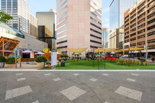 Building Photo - Spacious 1BD, 1BA Downtown Condo with Parking Spot