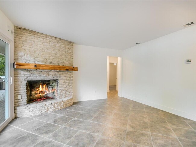 Building Photo - 2903 Edgewater Dr
