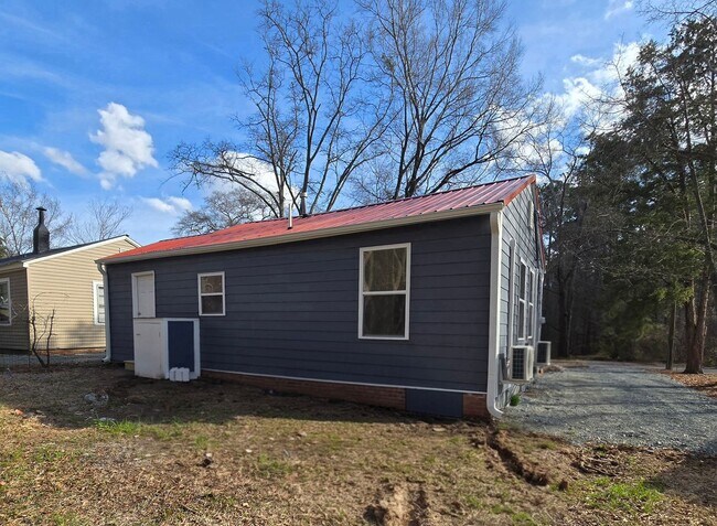 Building Photo - NEW LISTING!!!!!