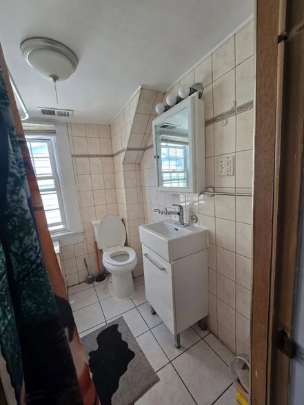 Building Photo - 736 N Ada St