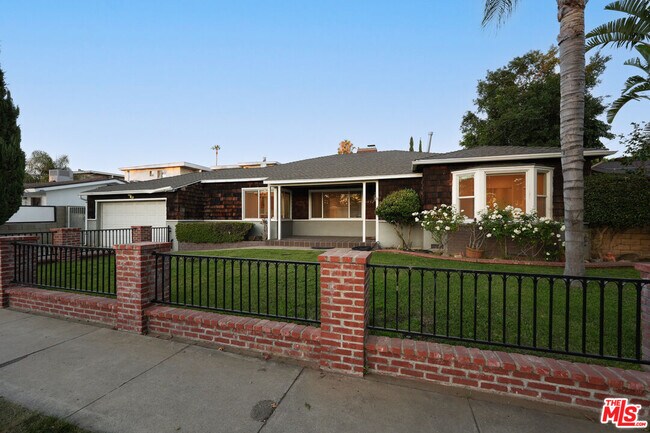 Building Photo - 6932 Mammoth Ave