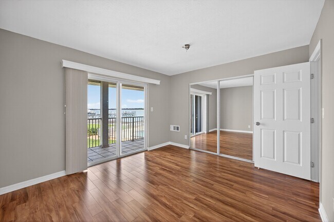 Building Photo - 83 Comares Ave