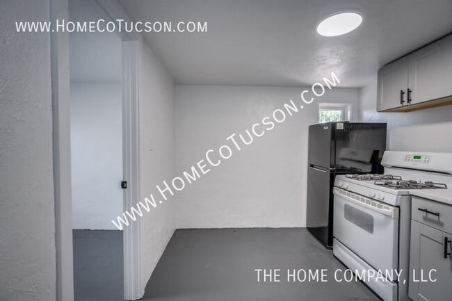 Building Photo - 940 E Florita St