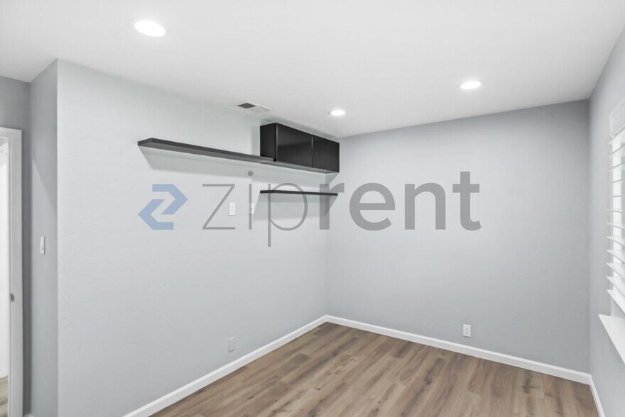 Building Photo - Unit