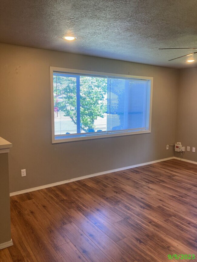 Building Photo - 1590 SW Harbor Dr