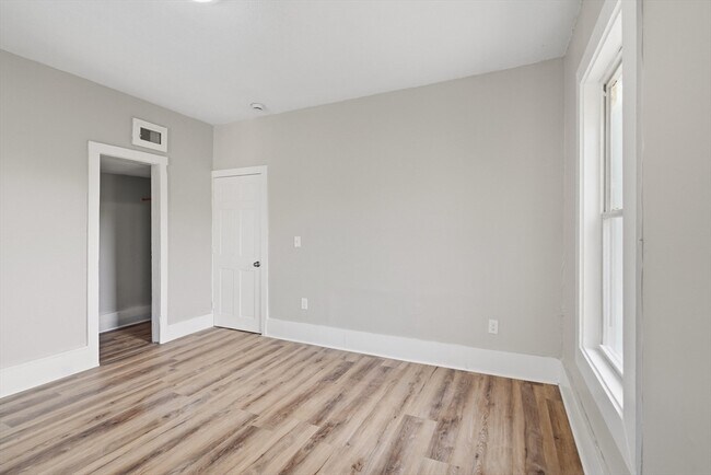 Building Photo - 834 Worthington St