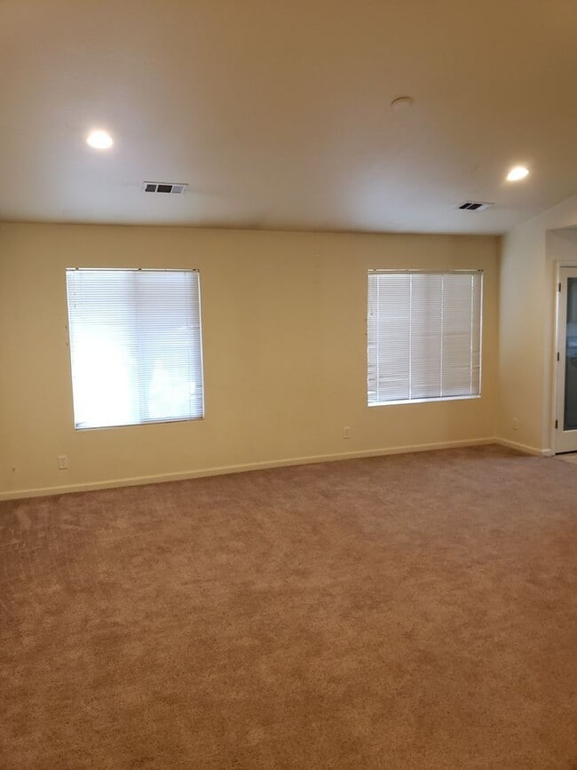 Building Photo - Cute 3 bedroom/2 bath downtown home!