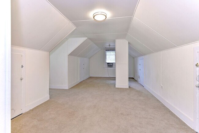 Building Photo - 606 Yorktown Rd