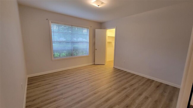 Building Photo - 215 Pine Shadow Dr
