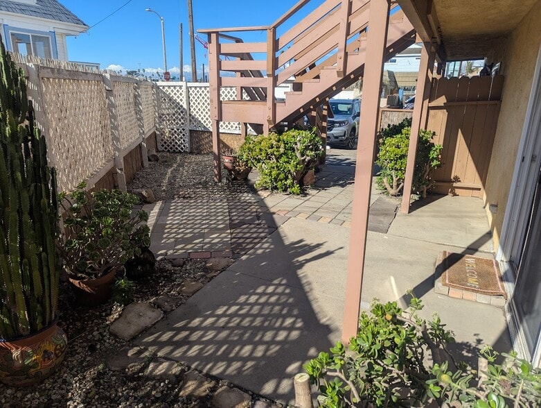 Building Photo - 216 Melrose Dr