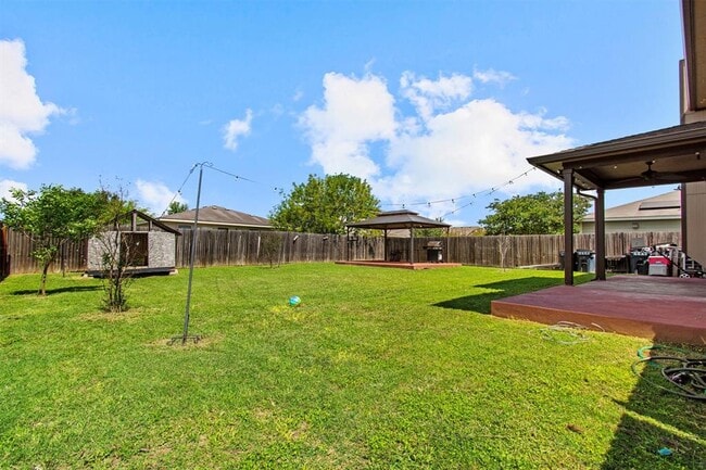 Building Photo - 303 Quail Hollow Dr