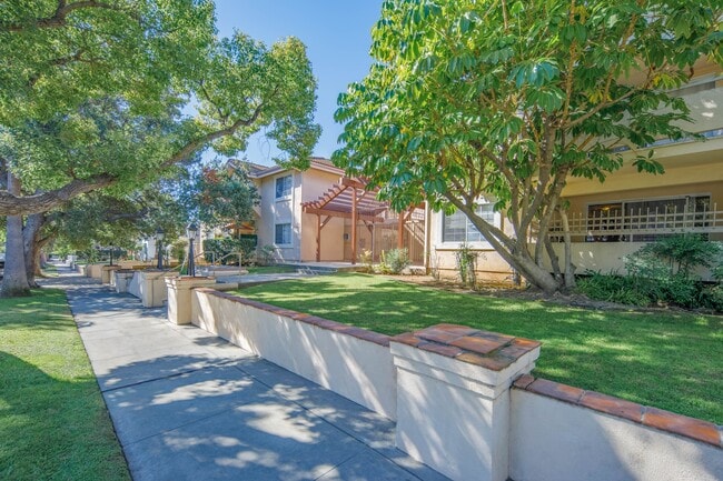 Building Photo - 449 N Catalina Ave