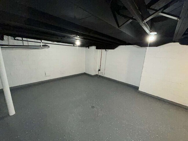 Building Photo - Spacious 3-Bedroom Colonial