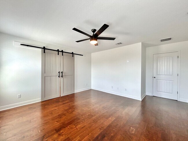 Building Photo - Beautiful and Contemporary 3 BR / 2.5 BA H...