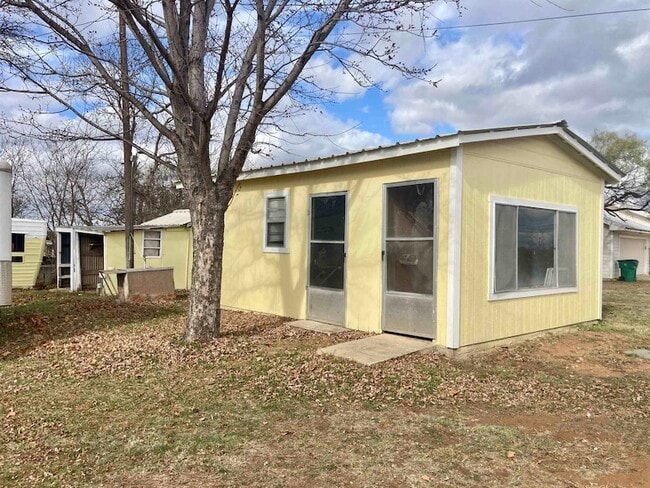 Building Photo - 703 W Ollie St