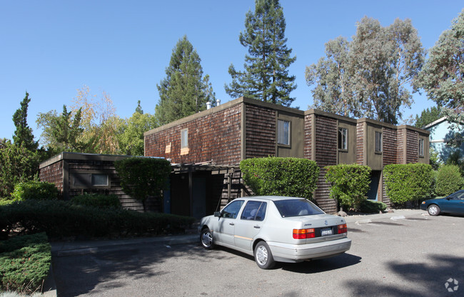 Building Photo - Oak Apartments