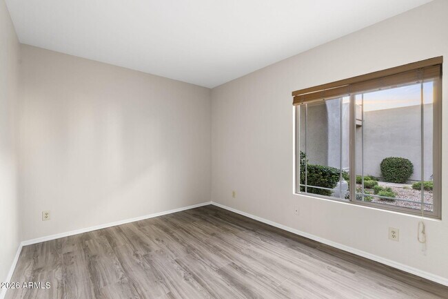 Building Photo - 8841 E Meadow Hill Dr