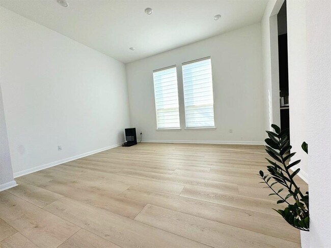 Building Photo - 2300 Sondrio Bnd
