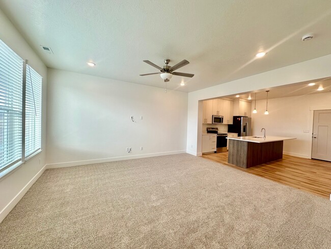 Building Photo - Springville 775