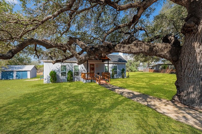 Building Photo - Beautifully Styled Country Home in Devine,...