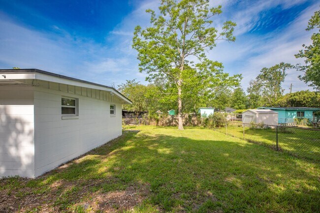 Building Photo - Renovated 4/2