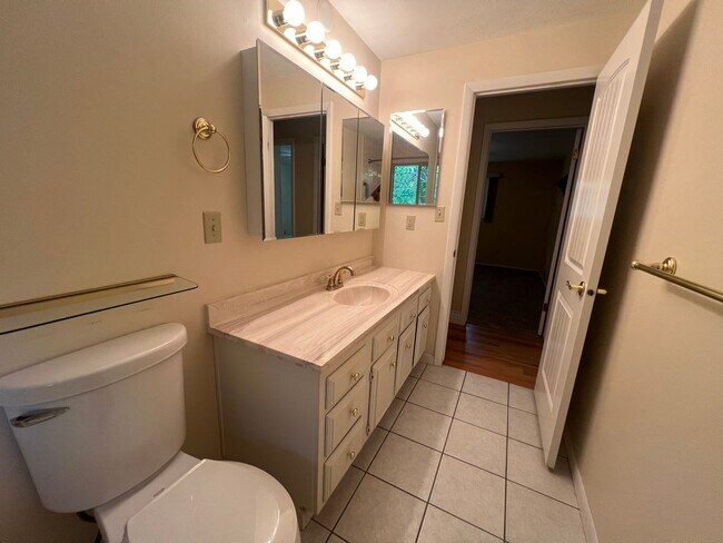 Building Photo - Spacious Family Home in Highland High School Area – Pocatello, ID!