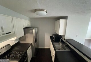 Building Photo - Charming 2BR Condo in Atlanta