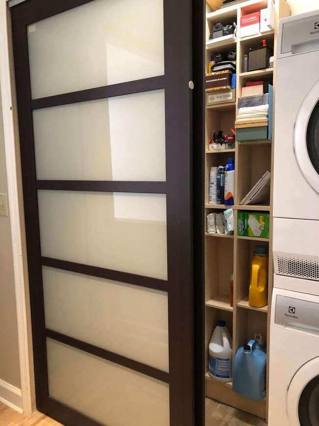 Building Photo - Beautifully updated 2 bedroom 2.5 bath townhome in highly desirable Lake Ivanhoe!