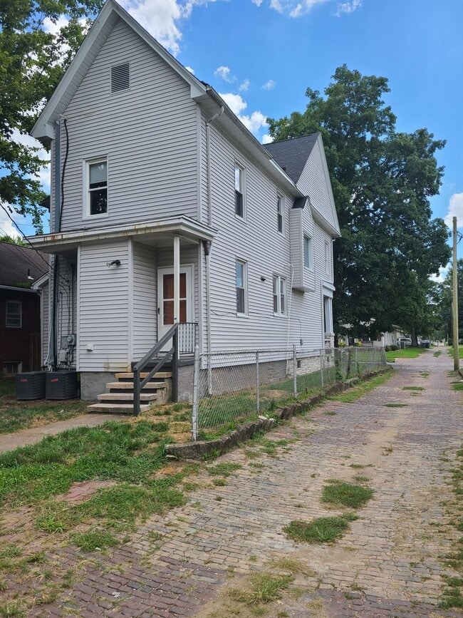 Building Photo - 5 Bed/ 2 bath house
