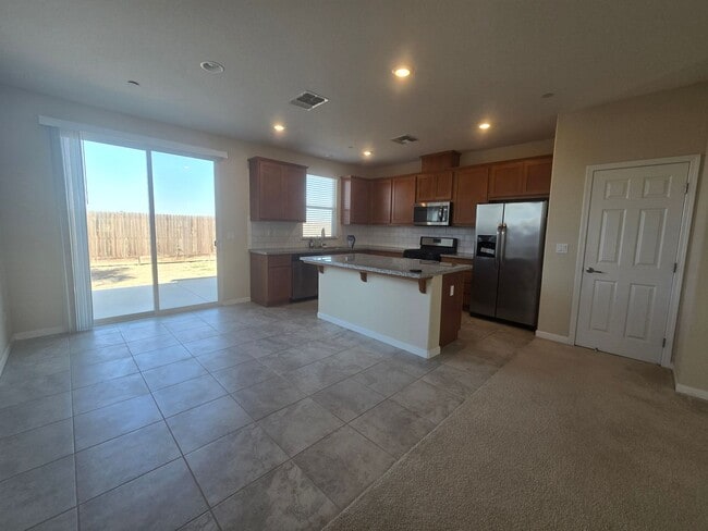 Building Photo - 3 Br 2 Bath Available 12/1