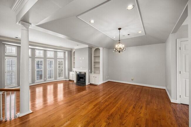 Primary Photo - 2433 Quenby St