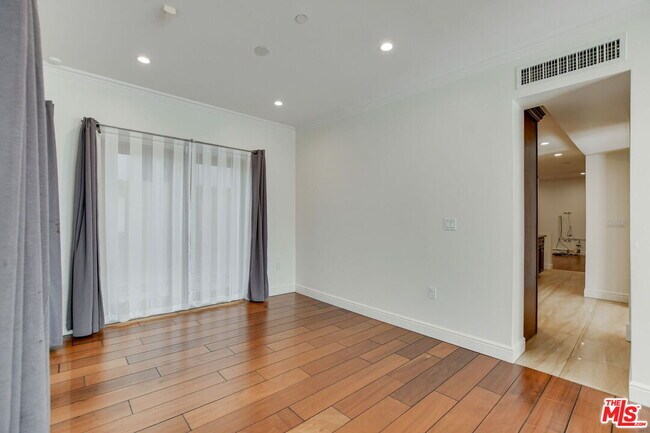 Building Photo - 918 S Wooster St