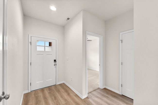 Building Photo - NEW LUXURY 3 BED 2 BATH 2 CAR GARAGE DUPLEX