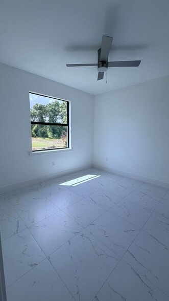 Building Photo - 496 Loretta Ave S