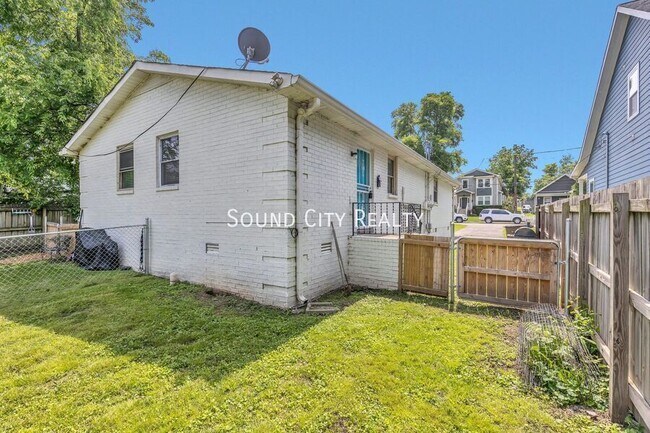 Building Photo - 1610 17th Ave N