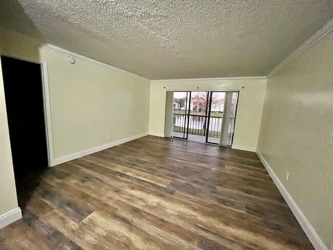 Building Photo - 1 Bedroom 2nd Floor Condo in East Orlando with Laminate Flooring and Scenic Balcony View!