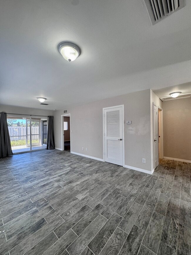Building Photo - 27600 S View Dr