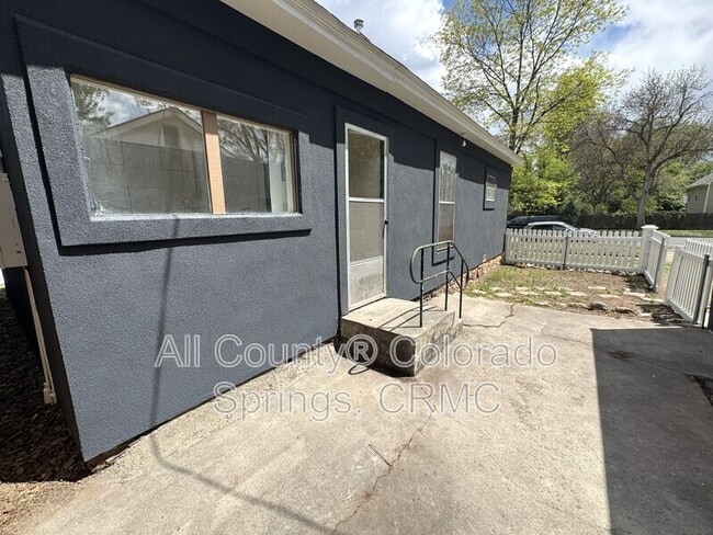 Building Photo - 612 E Del Norte St