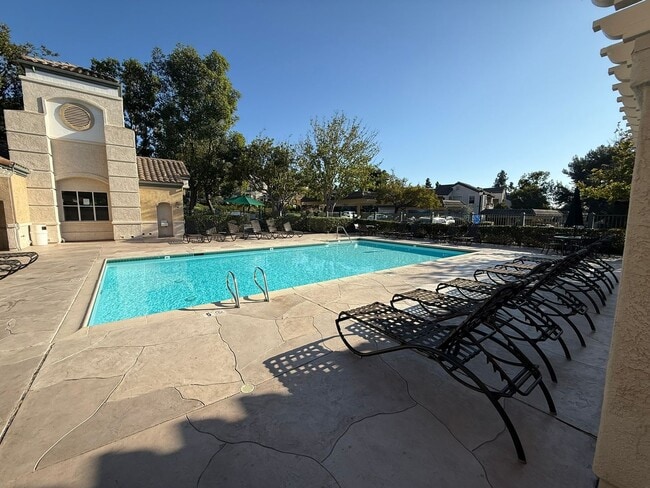 Building Photo - 1BR/1BA Condo w/ ASSIGNED PARKING for rent near Del Mar AVAILABLE NOW!