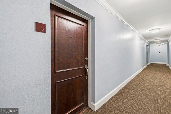 Building Photo - 906 S Washington St