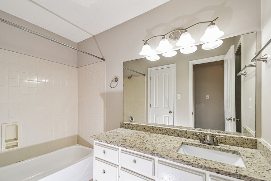 Building Photo - 6844 Charlotte Dr