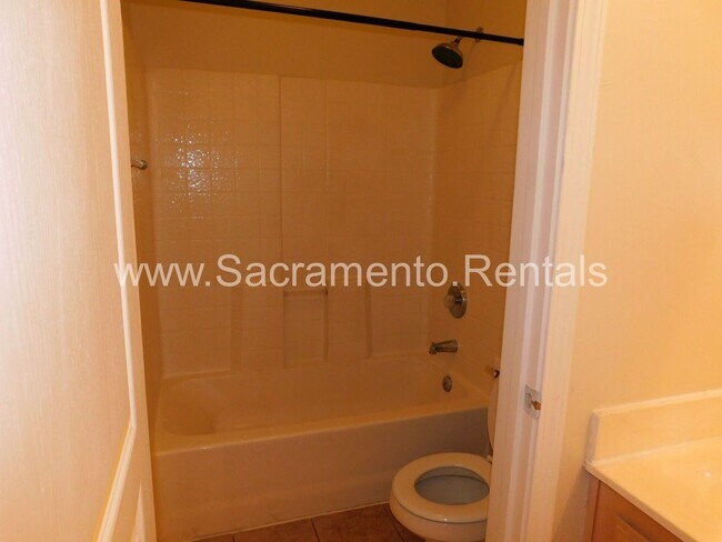 Building Photo - 4 br, 2 bath House - 4000 Saintsbury Drive