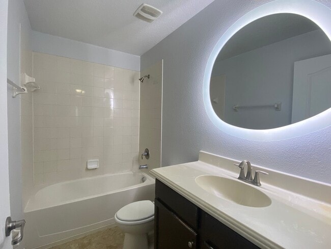 Building Photo - Spacious Waterfront 4BD/2.5BA Single Family Home in Orlando FL!