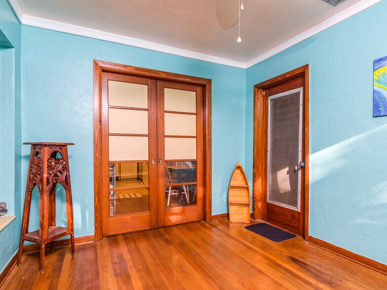 Building Photo - 3136 W EUCLID AVE N