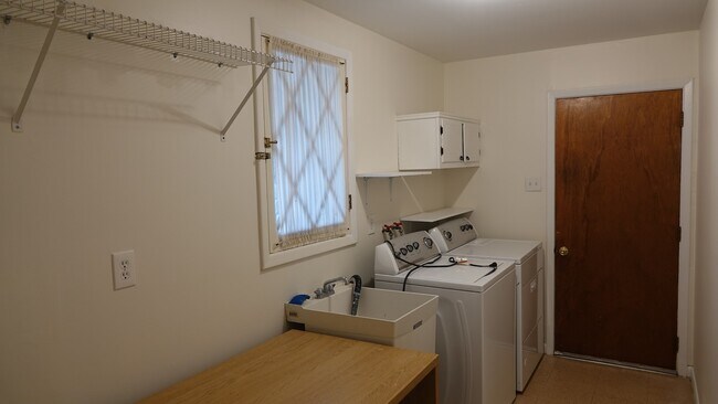 Building Photo - 593 Watford Ln